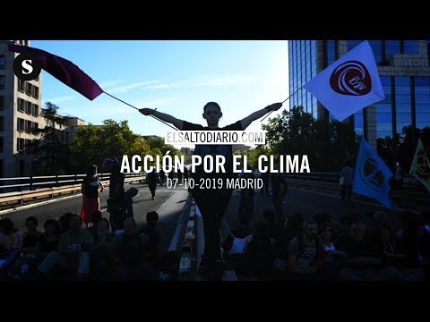 Activistas por el clima cortan el Paseo de la Castellana en Madrid