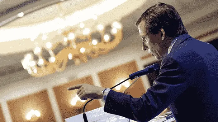 almeida en un acto